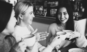 Femmes prenant un café