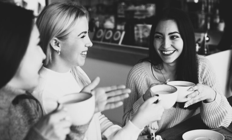 Femmes prenant un café